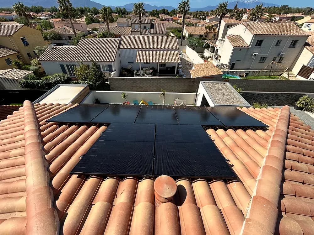 Panneaux solaires sur tuiles canal au-dessus d’un quartier