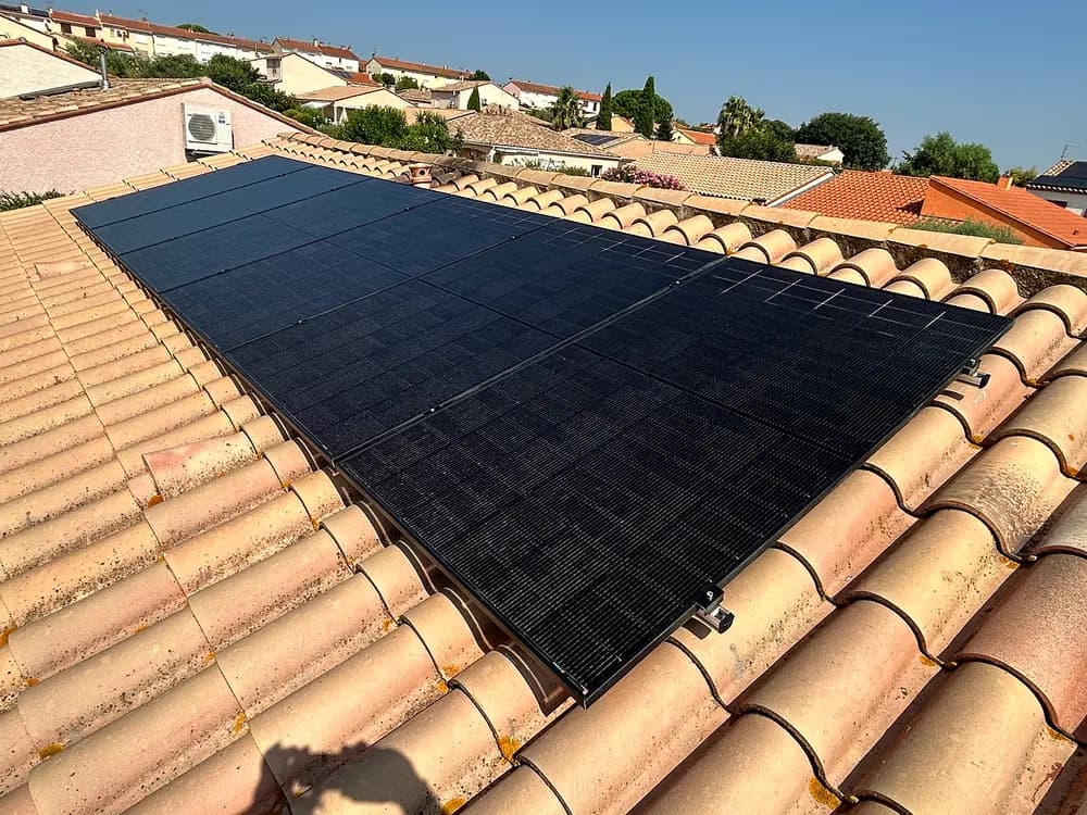 Panneaux solaires noirs posés sur des tuiles canal, août 2025