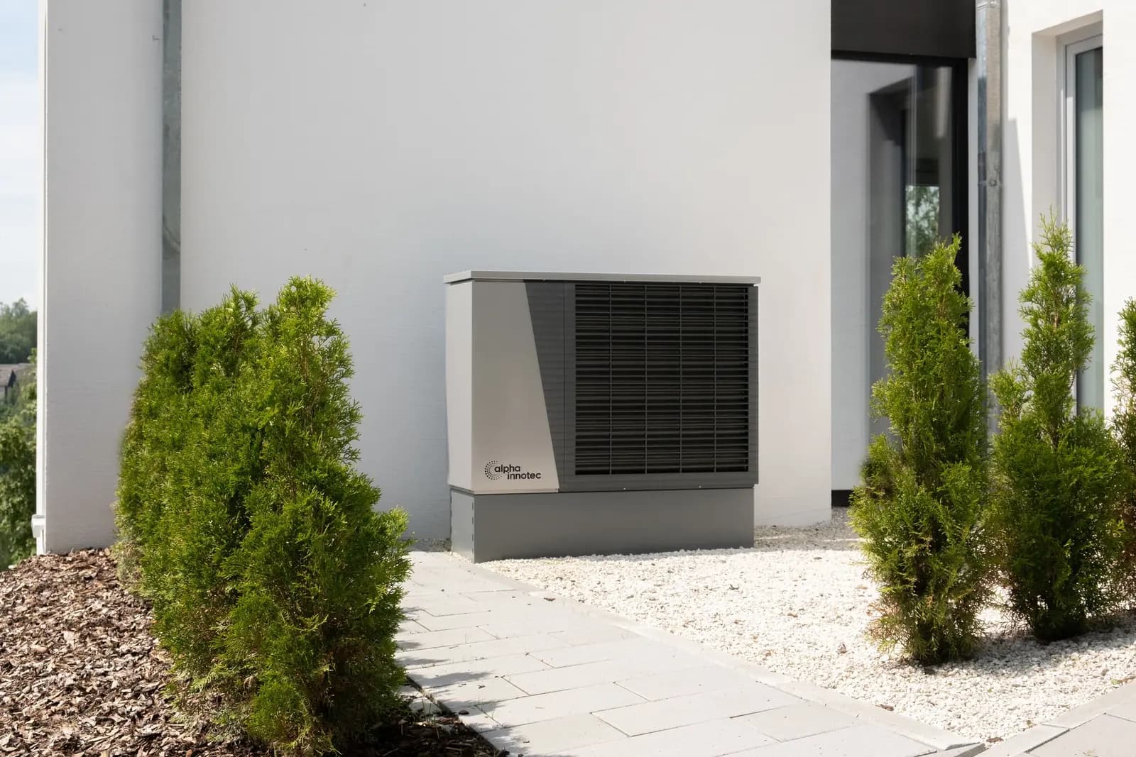Pompe à chaleur air-eau neuve contre une façade